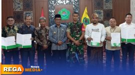 Caption: Bupati Pamekasan KH.Kholilurrahman pose bersama pengusahan dan pihak BPJS Ketenagakerjaan di Pendopo Ronggosukowati, (dok. foto istimewa). 