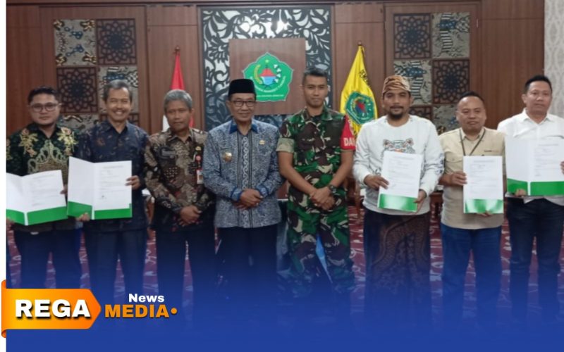 Caption: Bupati Pamekasan KH.Kholilurrahman pose bersama pengusahan dan pihak BPJS Ketenagakerjaan di Pendopo Ronggosukowati, (dok. foto istimewa). 