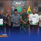 Caption: Bupati Pamekasan KH.Kholilurrahman pose bersama pengusahan dan pihak BPJS Ketenagakerjaan di Pendopo Ronggosukowati, (dok. foto istimewa). 