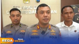 Caption: Kapolres Sampang AKBP Wibowo, didampingi Kasi Humas Ipda Agung Intama dan Kasat Reskrim AKP Hafid Dian Maulidi, (dok. Syafin Rega Media). 