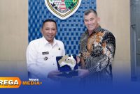 Caption: Konsulat Jenderal Australia Mr.Glen Askew berikan cinderamata kepada Bupati Sampang H.Slamet Junaidi, (dok. foto istimewa).