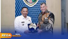 Caption: Konsulat Jenderal Australia Mr.Glen Askew berikan cinderamata kepada Bupati Sampang H.Slamet Junaidi, (dok. foto istimewa). 