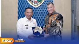 Caption: Konsulat Jenderal Australia Mr.Glen Askew berikan cinderamata kepada Bupati Sampang H.Slamet Junaidi, (dok. foto istimewa). 