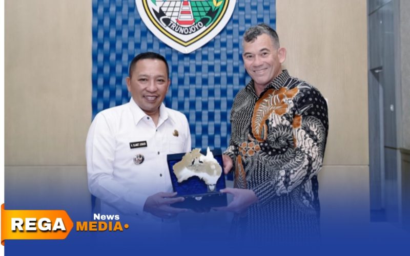 Caption: Konsulat Jenderal Australia Mr.Glen Askew berikan cinderamata kepada Bupati Sampang H.Slamet Junaidi, (dok. foto istimewa). 