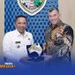 Caption: Konsulat Jenderal Australia Mr.Glen Askew berikan cinderamata kepada Bupati Sampang H.Slamet Junaidi, (dok. foto istimewa). 