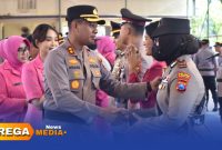 Caption: Kapolres Sumenep AKBP Anang Hardianto bersama Ketua Bhayangkari berjabat tangan dengan sejumlah perwira yang dimutasi usai gelar sertijab, (sumber foto: Media Center Sumenep). 