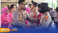 Caption: Kapolres Sumenep AKBP Anang Hardianto bersama Ketua Bhayangkari berjabat tangan dengan sejumlah perwira yang dimutasi usai gelar sertijab, (sumber foto: Media Center Sumenep). 