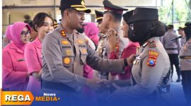 Caption: Kapolres Sumenep AKBP Anang Hardianto bersama Ketua Bhayangkari berjabat tangan dengan sejumlah perwira yang dimutasi usai gelar sertijab, (sumber foto: Media Center Sumenep). 