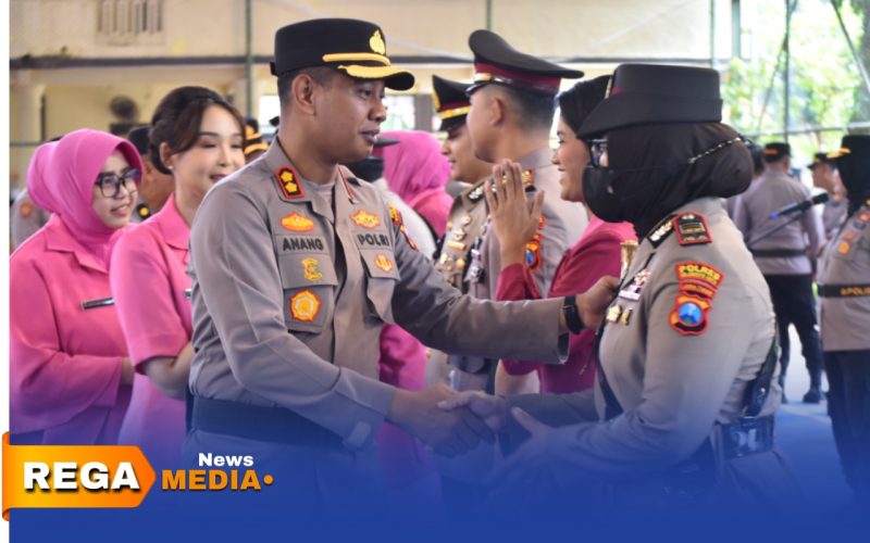 Caption: Kapolres Sumenep AKBP Anang Hardianto bersama Ketua Bhayangkari berjabat tangan dengan sejumlah perwira yang dimutasi usai gelar sertijab, (sumber foto: Media Center Sumenep). 