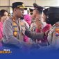 Caption: Kapolres Sumenep AKBP Anang Hardianto bersama Ketua Bhayangkari berjabat tangan dengan sejumlah perwira yang dimutasi usai gelar sertijab, (sumber foto: Media Center Sumenep). 
