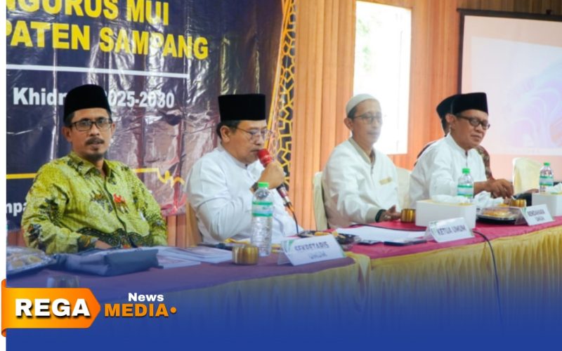 Caption: Ketua MUI Sampang KH.Itqan Bushiri menyampaikan sambutannya dalam agenda ta'aruf dan konsolidasi pengurus, (dok. foto istimewa). 