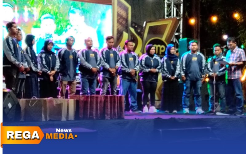 Caption: prosesi pengukuhan pengurus Jurnalis Muda Pamekasan di area Monumen Arek Lancor, (dok. Kurdi Rega Media). 