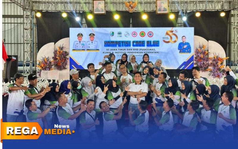 Caption: Direktur RSUD dr.Mohammad Zyn Sampang, dr.Bhakti Setiyo Tunggal, pose bersama staf dan jajaran disela acara Kompetisi Code Blue se-Jatim, (dok. foto istimewa). 