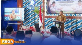 Caption: Bupati Sampang H.Slamet Junaidi, sampaikan sambutan dalam Musrenbang RKPD 2027 di Kecamatan Kedungdung, (dok. foto istimewa). 