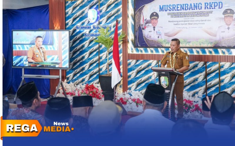 Caption: Bupati Sampang H.Slamet Junaidi, sampaikan sambutan dalam Musrenbang RKPD 2027 di Kecamatan Kedungdung, (dok. foto istimewa). 