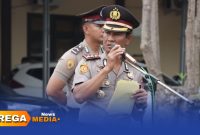 Caption: Kapolres Sampang AKBP Hartono menyampaikan arahan kepada anggotanya, saat pimpin serah terima jabatan sejumlah perwira, (sumber foto: Humas Polres Sampang). 