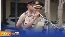 Caption: Kapolres Sampang AKBP Hartono menyampaikan arahan kepada anggotanya, saat pimpin serah terima jabatan sejumlah perwira, (sumber foto: Humas Polres Sampang). 