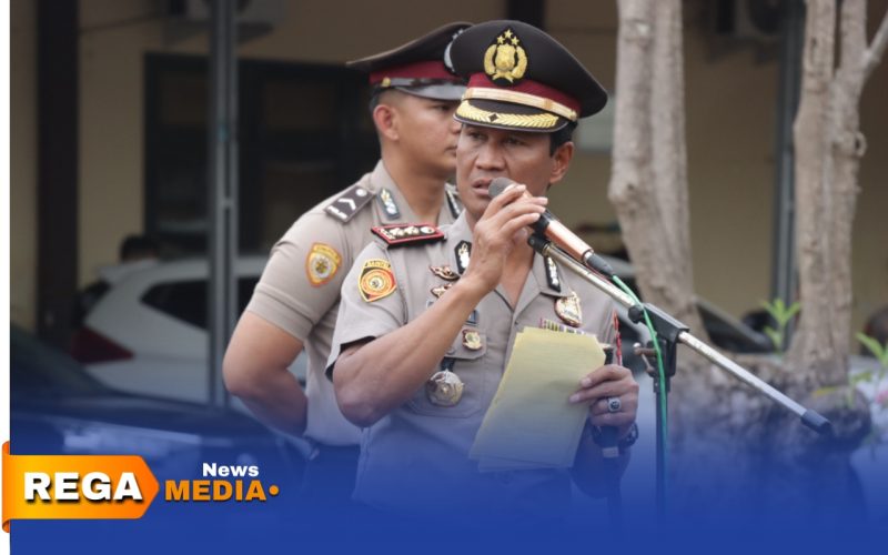 Caption: Kapolres Sampang AKBP Hartono menyampaikan arahan kepada anggotanya, saat pimpin serah terima jabatan sejumlah perwira, (sumber foto: Humas Polres Sampang). 