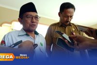 Caption: Kepala Kemenag dan Kadisdik Sampang saat diwawancara awak media, usai penuhi panggilan Komisi IV DPRD Sampang, (dok. Harry Rega Media). 