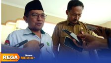 Caption: Kepala Kemenag dan Kadisdik Sampang saat diwawancara awak media, usai penuhi panggilan Komisi IV DPRD Sampang, (dok. Harry Rega Media). 