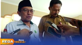 Caption: Kepala Kemenag dan Kadisdik Sampang saat diwawancara awak media, usai penuhi panggilan Komisi IV DPRD Sampang, (dok. Harry Rega Media). 