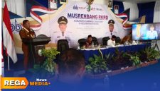 Caption: Bupati Sampang H.Slamet Junaidi, sampaikan sambutannya saat Musrenbang RKPD tahun 2027 di Kecamatan Robatal, (dok. Harry Rega Media). 