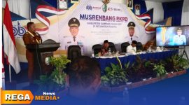 Caption: Bupati Sampang H.Slamet Junaidi, sampaikan sambutannya saat Musrenbang RKPD tahun 2027 di Kecamatan Robatal, (dok. Harry Rega Media). 