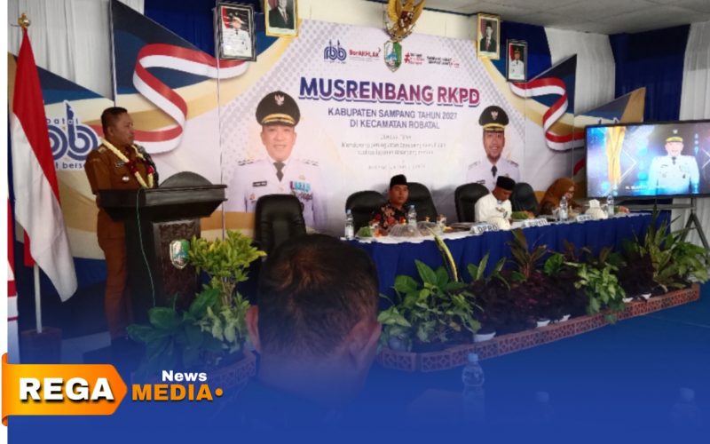 Caption: Bupati Sampang H.Slamet Junaidi, sampaikan sambutannya saat Musrenbang RKPD tahun 2027 di Kecamatan Robatal, (dok. Harry Rega Media). 