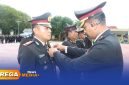 Caption: Kapolres Sumenep AKBP Anang Hardiyanto menyematkan Satyalancana Pengabdian kepada anggotanya, (sumber foto: Media Center Sumenep). 