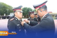 Caption: Kapolres Sumenep AKBP Anang Hardiyanto menyematkan tanda kehormatan Satyalancana Pengabdian kepada anggotanya, (sumber foto: Media Center Sumenep). 
