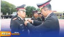 Caption: Kapolres Sumenep AKBP Anang Hardiyanto menyematkan Satyalancana Pengabdian kepada anggotanya, (sumber foto: Media Center Sumenep). 