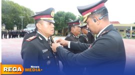 Caption: Kapolres Sumenep AKBP Anang Hardiyanto menyematkan tanda kehormatan Satyalancana Pengabdian kepada anggotanya, (sumber foto: Media Center Sumenep). 