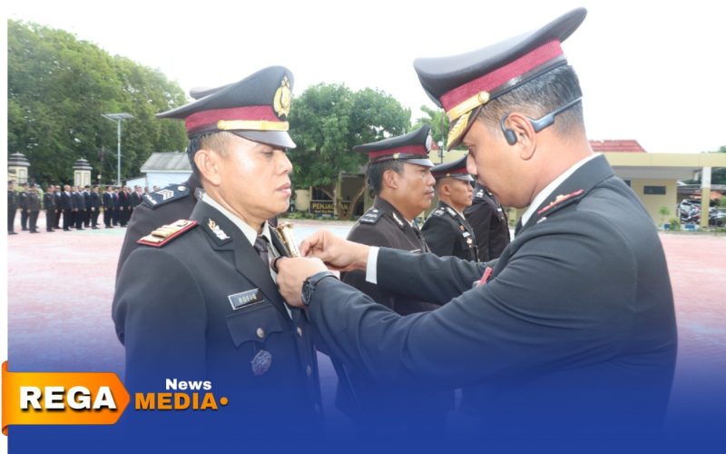Caption: Kapolres Sumenep AKBP Anang Hardiyanto menyematkan tanda kehormatan Satyalancana Pengabdian kepada anggotanya, (sumber foto: Media Center Sumenep). 