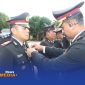 Caption: Kapolres Sumenep AKBP Anang Hardiyanto menyematkan tanda kehormatan Satyalancana Pengabdian kepada anggotanya, (sumber foto: Media Center Sumenep). 