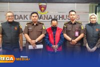 Caption: tersangka kasus korupsi BSPS Sumenep, inisial AHS, dihimpit petugas Kejaksaan Tinggi Jawa Timur, (sumber foto. laman resmi Kejati Jatim). 