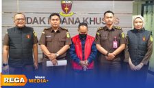 Caption: tersangka kasus korupsi BSPS Sumenep, inisial AHS, dihimpit petugas Kejaksaan Tinggi Jawa Timur, (sumber foto. laman resmi Kejati Jatim).