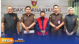 Caption: tersangka kasus korupsi BSPS Sumenep, inisial AHS, dihimpit petugas Kejaksaan Tinggi Jawa Timur, (sumber foto. laman resmi Kejati Jatim). 