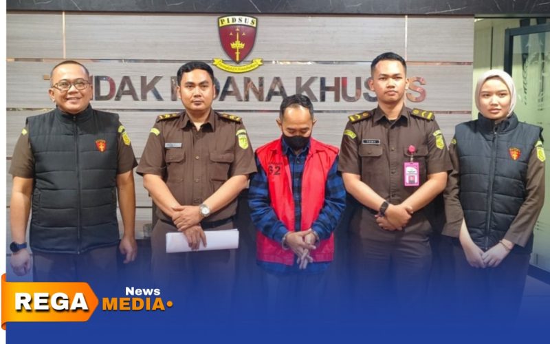 Caption: tersangka kasus korupsi BSPS Sumenep, inisial AHS, dihimpit petugas Kejaksaan Tinggi Jawa Timur, (sumber foto. laman resmi Kejati Jatim). 