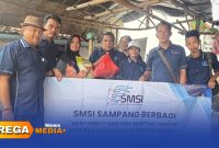 Caption: Pengurus SMSI Sampang saat menyambangi kaum dhuafa, (dok. foto istimewa).