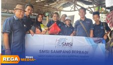 Caption: Pengurus SMSI Kabupaten Sampang saat menyambangi kaum dhuafa, (dok. foto istimewa). 