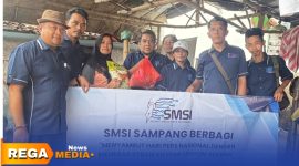 Caption: Pengurus SMSI Sampang saat menyambangi kaum dhuafa, (dok. foto istimewa). 