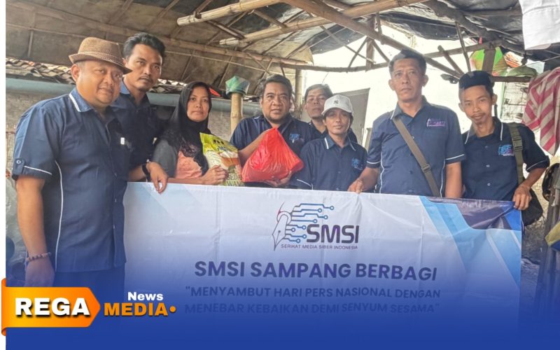Caption: Pengurus SMSI Sampang saat menyambangi kaum dhuafa, (dok. foto istimewa). 
