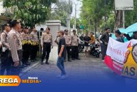 Caption: Forkot Pamekasan saat aksi demo di depan Kantor Bapperida dan dijaga ketat polisi, (dok. Kurdi Rega Media). 