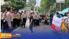 Caption: Forkot Pamekasan saat aksi demo di depan Kantor Bapperida dan dijaga ketat polisi, (dok. Kurdi Rega Media).