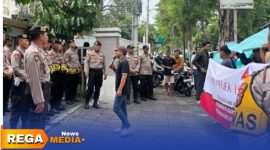 Caption: Forkot Pamekasan saat aksi demo di depan Kantor Bapperida dan dijaga ketat polisi, (dok. Kurdi Rega Media). 