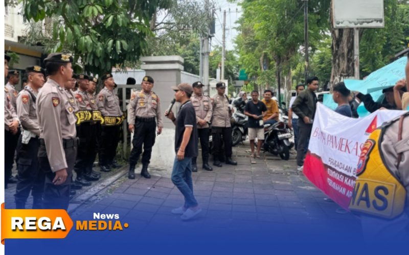 Caption: Forkot Pamekasan saat aksi demo di depan Kantor Bapperida dan dijaga ketat polisi, (dok. Kurdi Rega Media). 