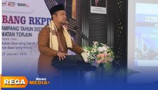 Caption: Wakil Bupati Sampang KH.Ahmad Mahfudz, sampaikan sambutan dalam Musrenbang RKPD 2027 di Kecamatan Torjun, (dok. foto istimewa). 