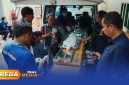 Caption: Satreskrim Polres Sampang menyerahkan kerangka manusia yang sudah teridentifikasi kepada pihak keluarga di RSUD dr.Mohammad Zyn, (dok. Harry Rega Media). 