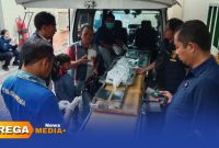 Caption: Satreskrim Polres Sampang menyerahkan kerangka manusia yang sudah teridentifikasi ke pihak keluarga di RSUD dr.Mohammad Zyn, (dok. Harry Rega Media).