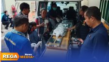 Caption: Satreskrim Polres Sampang menyerahkan kerangka manusia yang sudah teridentifikasi kepada pihak keluarga di RSUD dr.Mohammad Zyn, (dok. Harry Rega Media).